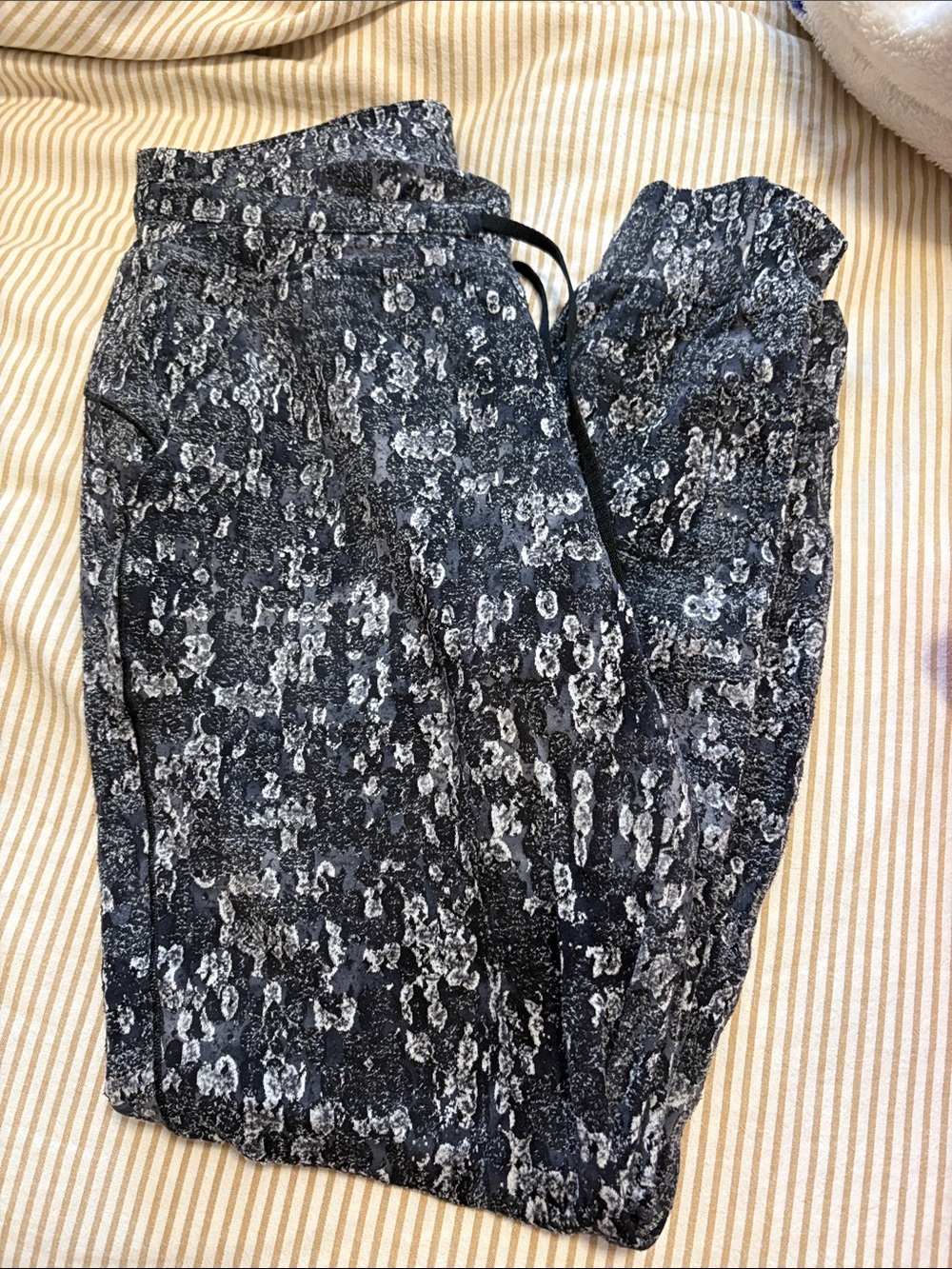 lululemon athletica Black & Gray Patterned sweatpants